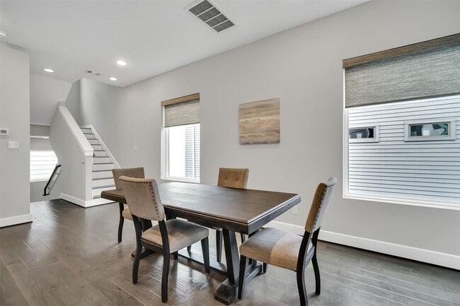 Building Photo - Stunning Like New Townhome Close to Med Center!