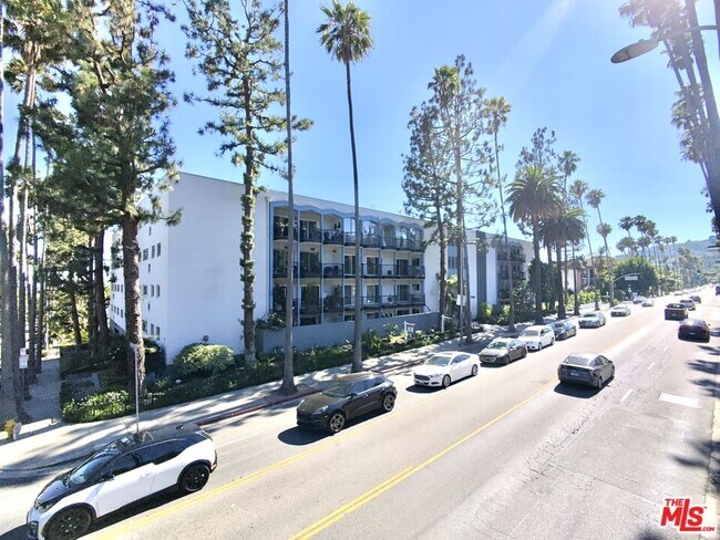 Building Photo - 7560 Hollywood Blvd