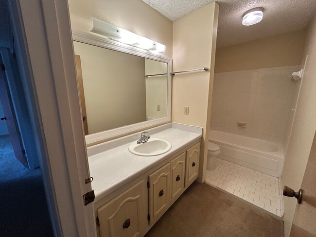 Building Photo - Available Mid April - Lovely 2/2 in in Alt...