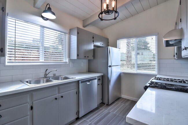 Building Photo - Mar Vista Dr.- Duplex