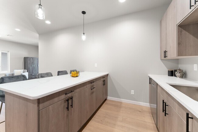 Building Photo - 517 Oxford Ave