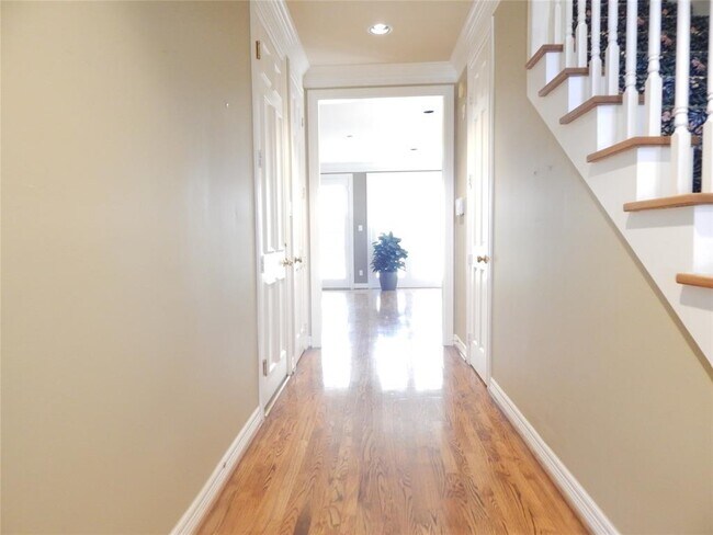 Building Photo - 5583 Beverly Hill St