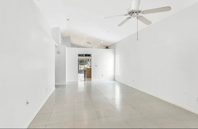 Primary Photo - 13625 Admiral Ct