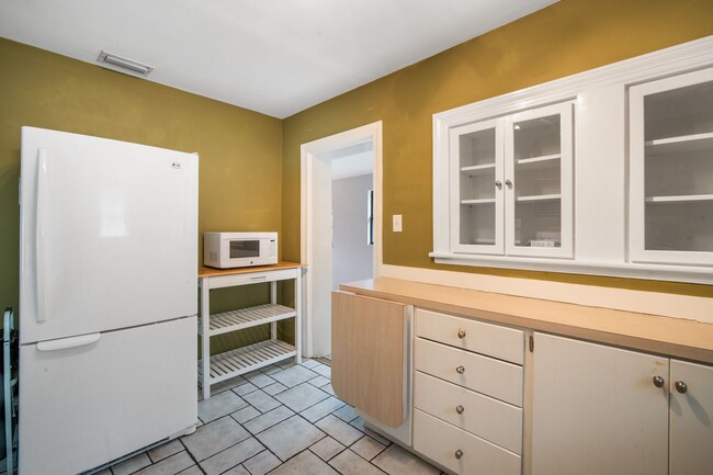 Building Photo - Spacious 2-Bedroom Home with Front Porch, ...