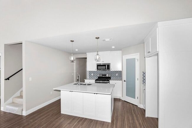 Building Photo - 7628 Woodford Ave