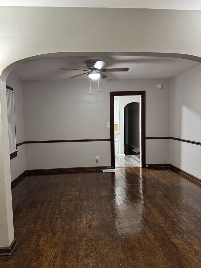 Building Photo - 1 bed 1 bath duplex