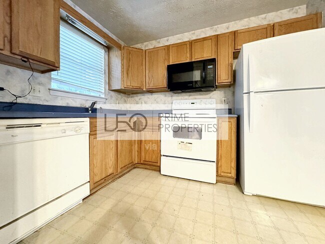 Building Photo - 5916 Dogwood Manor