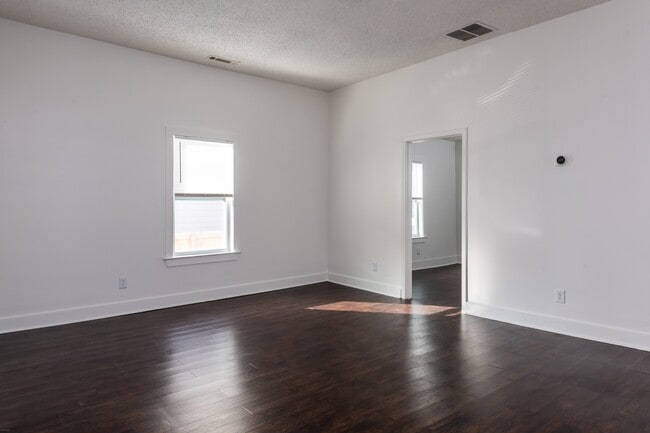 Building Photo - 679 Terry St SE