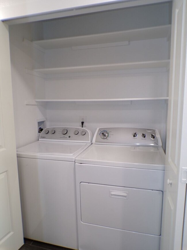 Building Photo - Updated 2 Bed 2.5 Bath Townhome!
