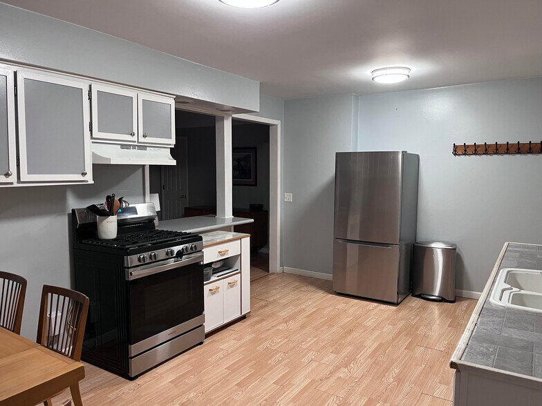 Building Photo - 246 Lake Heights