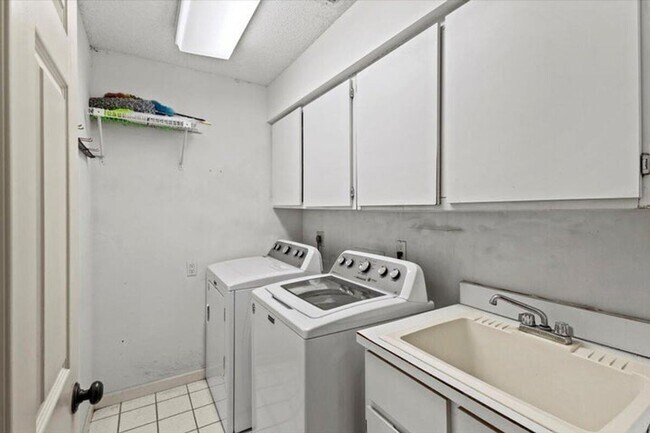 Building Photo - 6691 S Pine Ct
