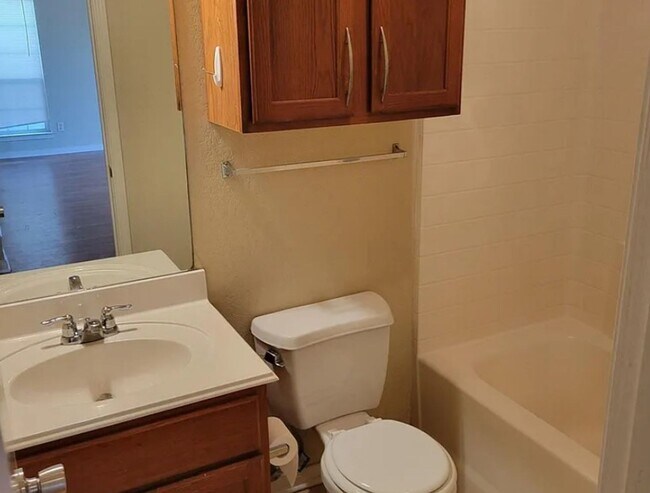 Building Photo - IMMEDIATE MOVE IN! Great 4 Bedroom 4 Bathroom Home