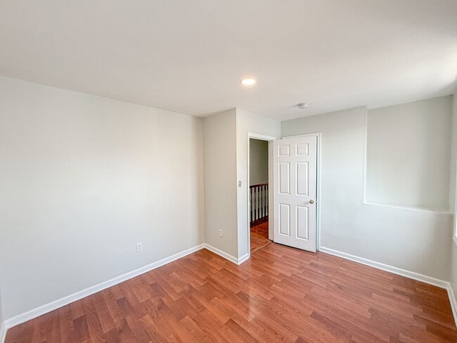 Building Photo - STUNNINGLY RENOVATED 5BR/2BA END UNIT ROW ...