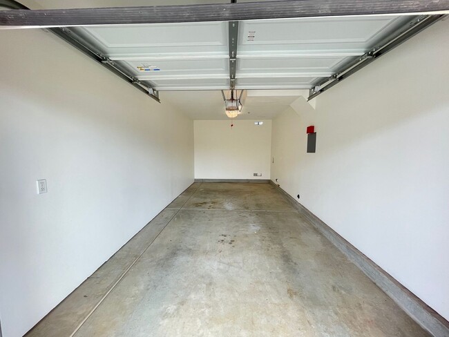 Building Photo - 6329-6335 Osler St
