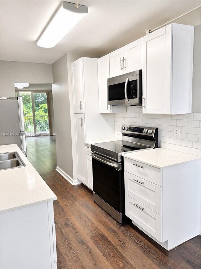 Building Photo - 250 Jacaranda Dr