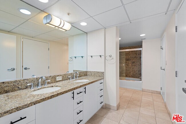 Building Photo - 13700 Marina Pointe Dr