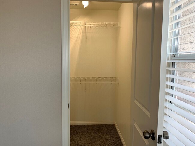 Building Photo - 3 Bedroom House in gated community