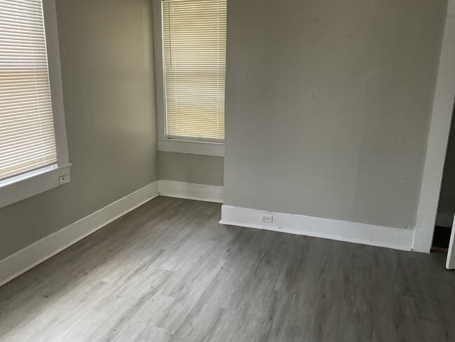 Building Photo - Application Special - South Side One Bedroom Apartment for Rent