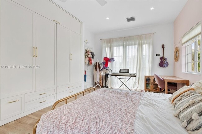 Building Photo - 9636 NE 5th Avenue Rd