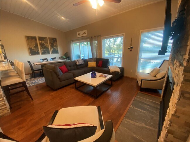 Building Photo - 502 Harbor Dr