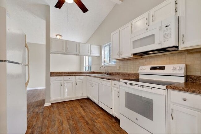 Building Photo - Beautifully Home with Large Backyard & 2-Car Garage in York Subdivision