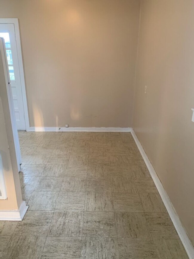 Building Photo - Cozy and Affordable 1-Bedroom Apartment
