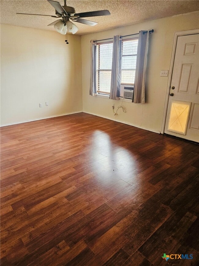 Building Photo - 104 Plains St