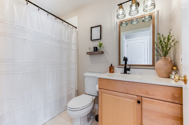 Building Photo - 601 E Broadway