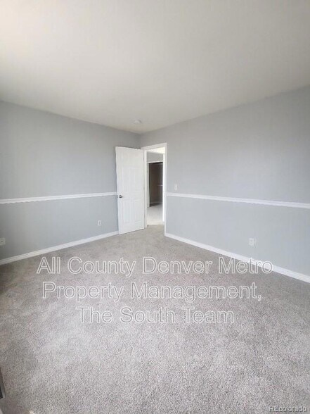 Building Photo - 4365 W Kenyon Ave