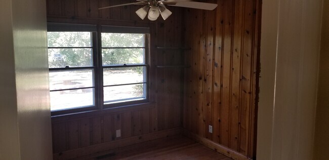 Building Photo - 211 Oak Leaf Dr