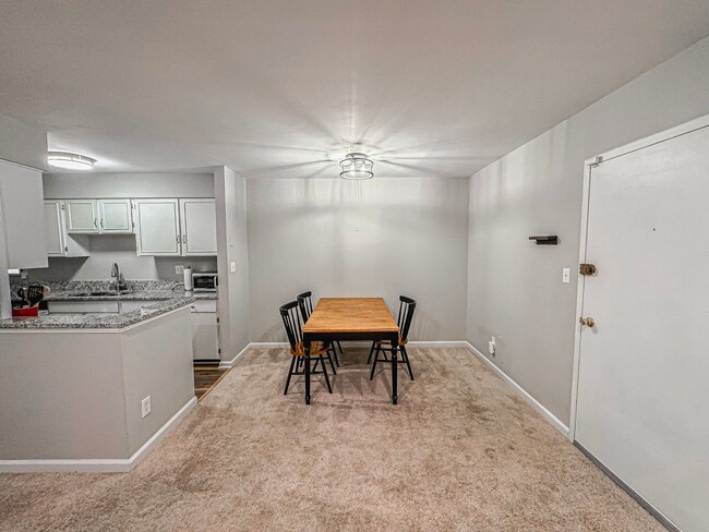 Building Photo - Beautiful Fully Furnished 2 Bed 1 Bath Con...