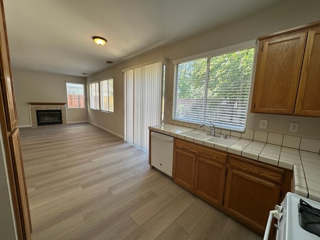 Building Photo - Beautiful 3 Bedroom, 2.5 Bath Antioch Home