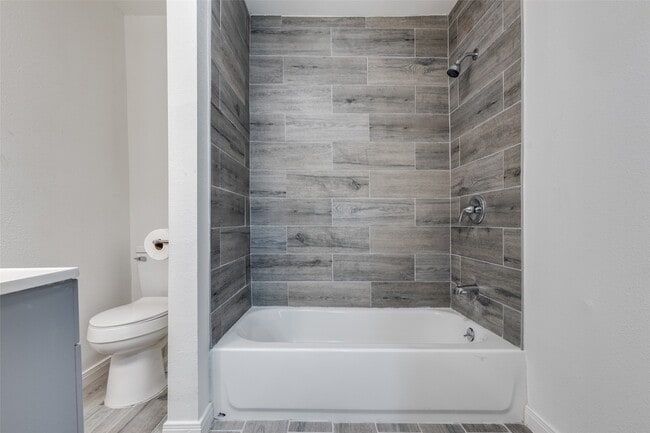 Building Photo - 200 Pine St