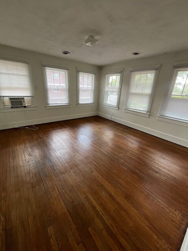 Building Photo - 5 BD/2BA Home next to Kirkwood with fenced backyard!