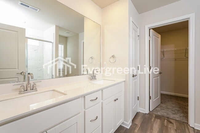 Building Photo - 5585 Hydrangea St