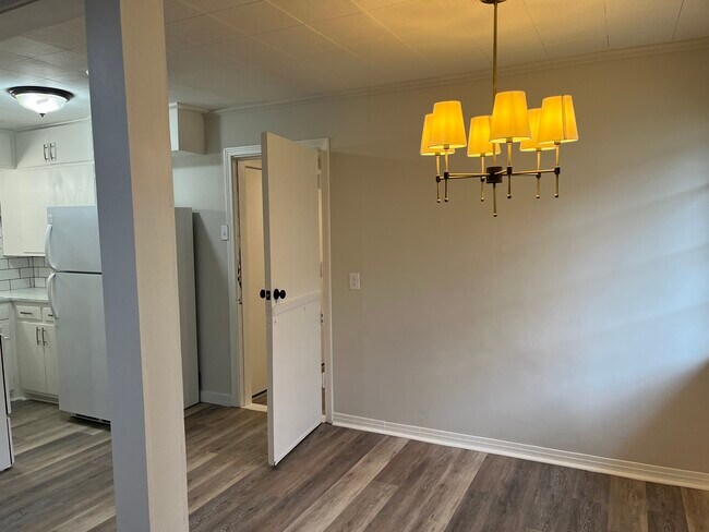 Dining - 125 S Milton St