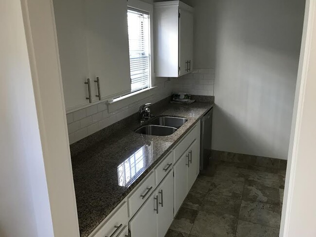 Building Photo - Beautifully remodeled 2 bed 1 bath with st...