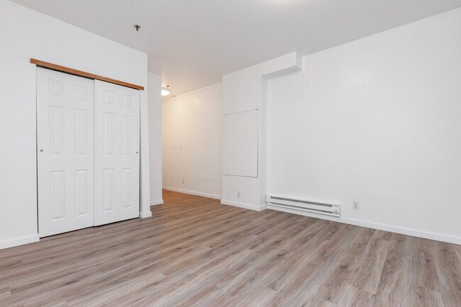 Building Photo - 2144 Waverly Pl N
