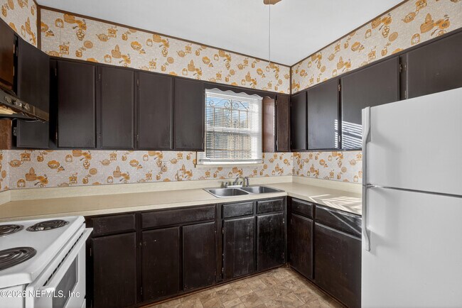 Building Photo - 345 E 44th St