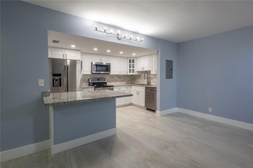 Building Photo - 20350 W Country Club Dr