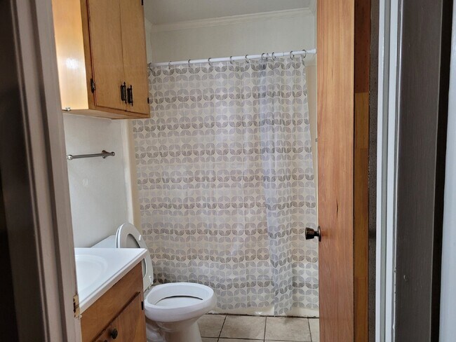 Building Photo - 2 bed / 1 bath apartment