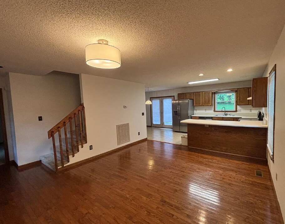 Building Photo - 709 Woodhaven Dr