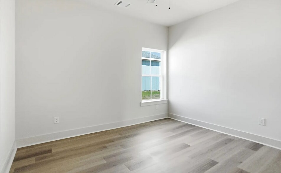Building Photo - 309 Railroad Ave