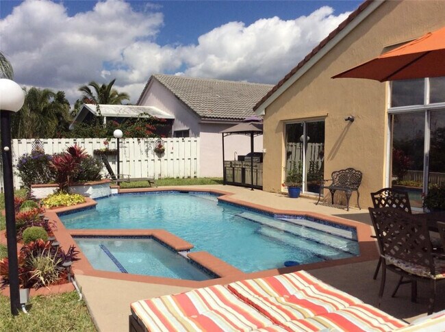 Building Photo - 160 NW 166th Ave