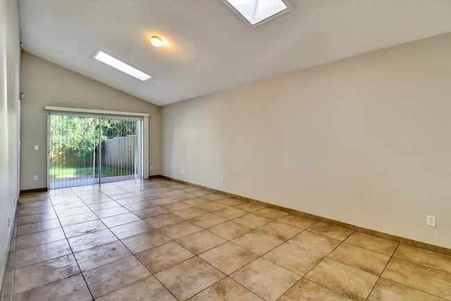 Building Photo - 521 Madrigal Ct