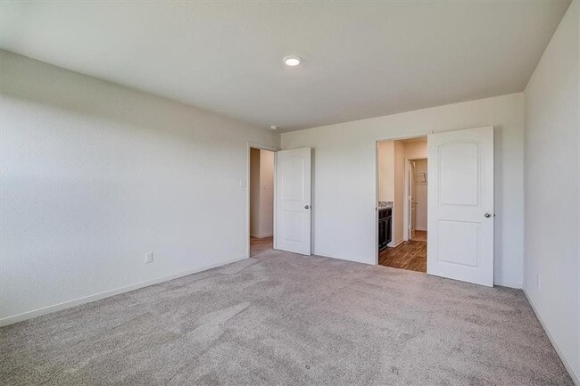 Building Photo - 221 Cres Park Dr
