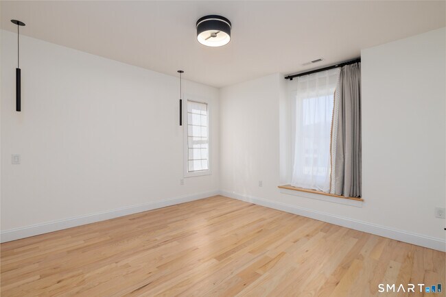 Building Photo - 112 Stallion Dr