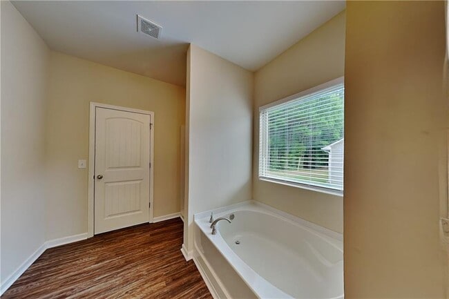 Building Photo - 435 Shady Glen