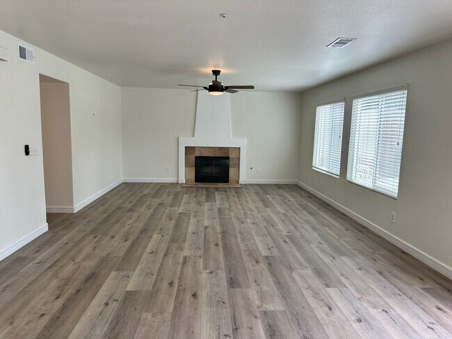 Building Photo - A stunning 4-bedroom haven, fully renovate...