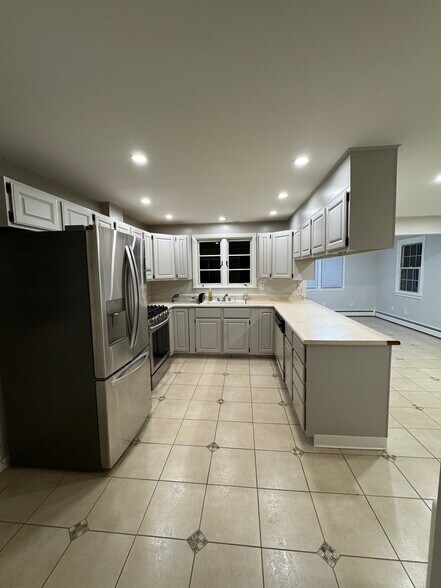 Kitchen - 161 Lake Ave N